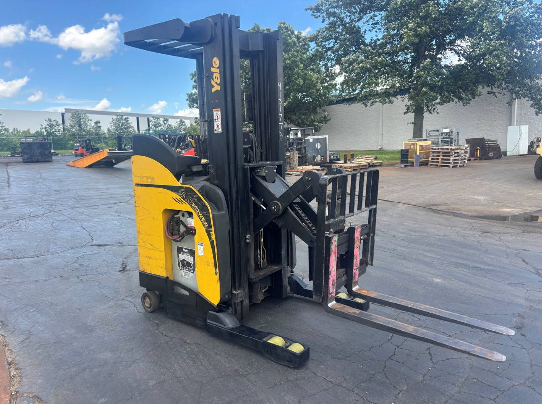 2017 Yale NR040DB